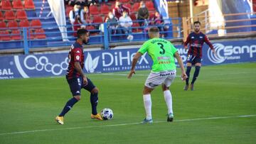 Nico Hidalgo busca el pase ante la presión de Góngora en el Extremadura-Talavera.