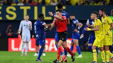 El árbitro García Verdura (2-i) señala penalti a favor del Getafe, durante el partido de la décima jornada de LaLiga EA Sports que Villarreal CF y Getafe CF disputan este domingo en el estadio de la Cerámica.