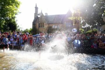 Partido anual de fútbol sobre las aguas del río Windrush