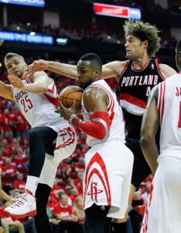 Brutal nivel físico en el arranque del Rockets-Blazers, una serie que promete emociones muy fuertes. Robin Lopez se empleó a fondo ante Howard.