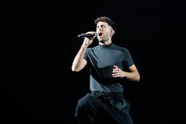 Mikel Herzog actúa durante la gala final del Benidorm Fest 2026.