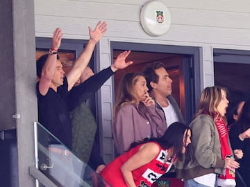 Los actores y propietarios del Wrexham, Rob McElhenney y Ryan Reynolds, con la actriz Blake Lively en la grada durante el partido.