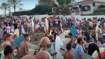 Centenares de amigos, familiares y surfistas reunidos en X&agrave;bia (Alicante, Espa&ntilde;a) para rendir homenaje al surfista &Oacute;scar Serra, fallecido en Puerto Escondido (playa de Zicatela, Oaxaca, M&eacute;xico) el 17 de julio del 2021. 