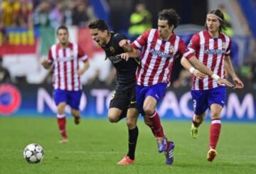  Marc Bartra yTiago Mendes, durante el partido de vuelta de cuartos de final de la Liga de Campeones que se disputa esta noche en el estadio Vicente Calderón.