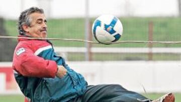 <b>EN APUROS. </b>El técnico rojiblanco espera sacar cuanto antes del descenso al equipo.