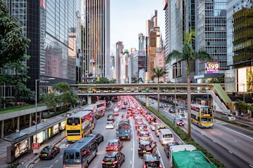 Tras la Primera Guerra del Opio en 1842, en la que China fue derrotada por Reino Unido, la región de Hong Kong pasó a ser colonia inglesa. El Reino Unido acordó transferir la colonia en 1997 a China bajo una serie de acuerdos. Un siglo y medio de herencia cultural que les hace viajar por el lado izquierdo de la calzada. 