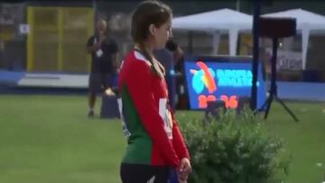 Así fue el incómodo momento de una atleta en premiación