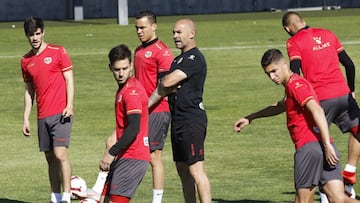 Rayo y Levante se juegan media permanencia en el Ciutat.