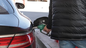 Una persona reposta gasolina en su veh¨ªculo en una gasolinera el d¨ªa en que ha entrado en vigor la rebaja de 20 c¨¦ntimos en el litro de la gasolina, a 1 de abril de 2022, en Albacete, Castilla-La Mancha (Espa?a). Desde hoy, 1 de abril, se aplica la bonificaci¨®n m¨ªnima de 20 c¨¦ntimos por litro de combustible para todos los ciudadanos en el territorio espa?ol. Del total de la bonificaci¨®n, el Estado asumir¨¢ 15 c¨¦ntimos y las petroleras un m¨ªnimo de 5 c¨¦ntimos. Una medida puesta en marcha por el Gobierno hasta el pr¨®ximo 30 de junio tras un pacto con los transportistas, como parte del llamado Plan de Respuesta al impacto de la guerra en Ucrania.
01 ABRIL 2022;GASOLINA;DESCUENTO;20 CENTIMOS
Ra¨²l Fraile / Europa Press
01/04/2022