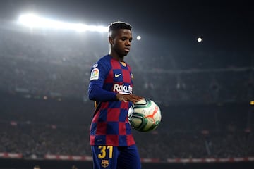 El goleador más joven de la historia del Barça en LaLiga y la Champions y en hacer un doblete en partido oficial. A sus 17 años su valor de mercado actual es de 40 millones de euros. Messi le ha cogido bajo su tutela y muchos le ven como su sucesor en el club azulgrana en el futuro.
