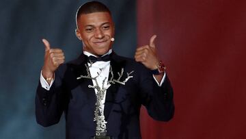 Mbappé posa sonriente con el Trofeo Kopa.
