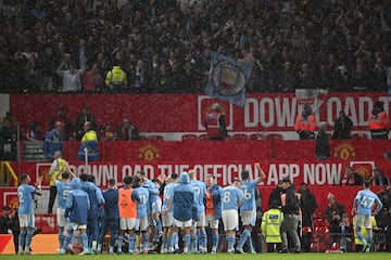 La escuadra citizen celebra ante su afici¨®n su triunfo en Old Trafford en el derbi de M¨¢nchester.