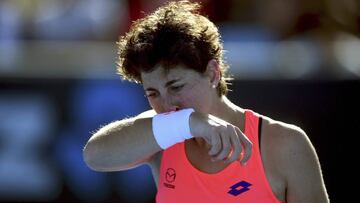 La tenista española Carla Suárez ante la rumana Sorana Cirstea en su partido de segunda ronda del Abierto de tenis de Australia en Melbourne.