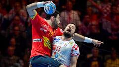 Iosu Go&ntilde;i lanza ante Zlatko Horvat en la final del Europeo de Balonmano 2020 entre Espa&ntilde;a y Croacia.