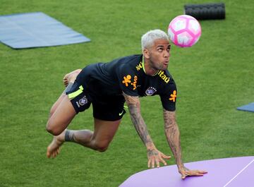 Neymar se divierte junto a Dani Alves jugando al Teqball