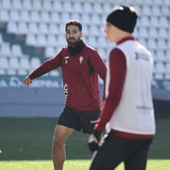 Córdoba y Sporting comparan esta noche sus vidas opuestas