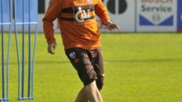 <b>PRUEBAS. </b>Ángel Royo sigue buscando el sistema de juego ideal.