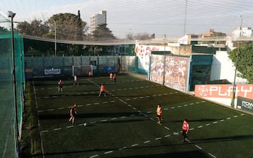 Varios jugadores de un equipo de fútbol amateur de Argentina se entrenan manteniendo la distancia de seguridad.
Para garantizarla, se dividió el terreno de juego en varios sectores y los futbolistas no pueden rebasar el que les corresponde. La imagen fue tomada en Pergamino, localidad ubicada en el interior de la provincia de Buenos Aires.