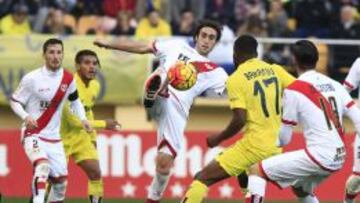 Baena disputa el balón con Bakambu.