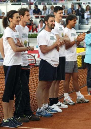  La modelo Nieves Álvarez (i), el tenista Andy Murray (2i), el actor Dani Rovira (c), el portero del Atlético de Madrid, Thibaut Courtois (2d), y el tenista Rafa Nadal (d), durante los partidos benéficos del 'Charity Day', previo al Mutua Madrid Open de Tenis 2014.