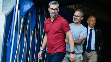 Bolo y Álvaro Cercera se saludan durante el Cádiz-Ponferradina.