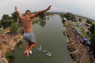 Participantes saltan desde el Puente Sagrado, una construcción de piedra del siglo XVIII de 22 metros de altura, cerca de Gjakova, la séptima ciudad más grande de Kosovo. Las imágenes  corresponden a una tradicional competición de saltos, de carácter anual, que en cada edición reúne a los mejores clavadistas y a varios cientos de aficionados.