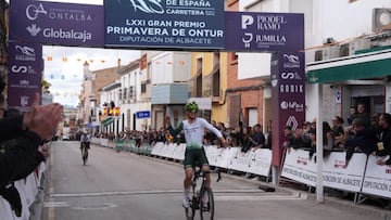 El ciclista del Caja Rural-Alea Sergio Geerlings celebra su victoria en el GP Primavera de Ontur de la Copa de España de Ciclismo de la RFEC
