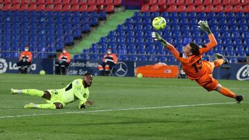 El remate de Dembélé se topa con David Soria.