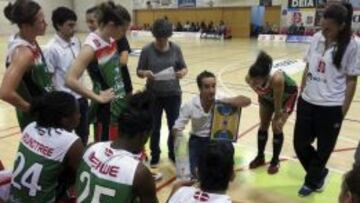 Íñigo Sainz da instrucciones durante un tiempo muerto.