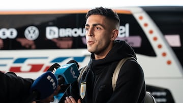 AME3252. MONTEVIDEO (URUGUAY), 04/06/2025.- El jugador de la selección de fútbol de Uruguay, Santiago Mele, habla con la prensa este miércoles en el Aeropuerto Internacional de Carrasco en Montevideo (Uruguay). La selección de fútbol de Uruguay viaja a Paraguay para las eliminatorias de la Copa del Mundo. EFE/ Sofía Torres