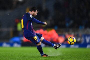 2-4. Messi marcó el cuarto gol en un lanzamiento de falta directa.