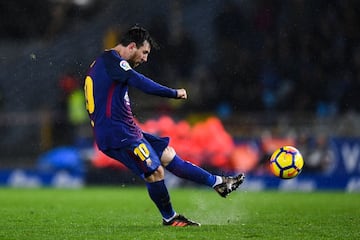 2-4. Messi marc¨® el cuarto gol en un lanzamiento de falta directa.