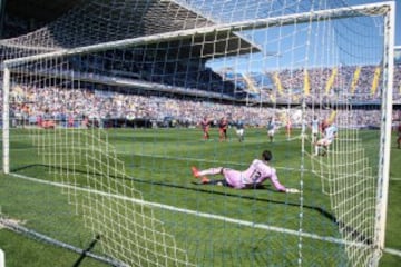 Amrabat de penalti marca el 3-0.