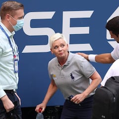 Djokovic, descalificado por dar un pelotazo a una jueza de línea