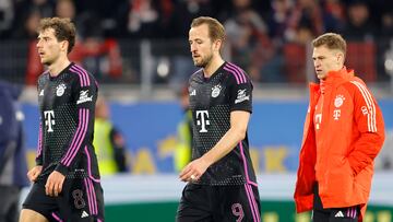 Freiburg (Germany), 01/03/2024.- Munich's Harry Kane, Leon Goretzka (L) and Joshua Kimmich (R) react after the German Bundesliga soccer match between SC Freiburg and FC Bayern Munich in Freiburg, Germany, 01 March 2024. (Alemania) EFE/EPA/RONALD WITTEK CONDITIONS - ATTENTION: The DFL regulations prohibit any use of photographs as image sequences and/or quasi-video.