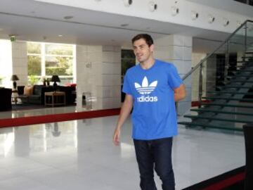 El jefe de prensa del equipo le ha recogido en el hotel Sheraton para llevarle al estadio Estádio do Dragão, donde se ha hecho las fotos oficiales. 