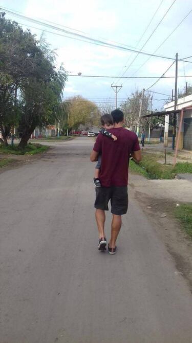 Nahuel Guzmán viaja en transporte público con su hijo