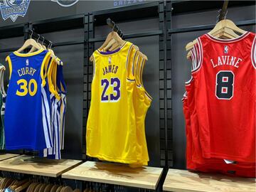 Así es la primera tienda oficial de la NBA en México