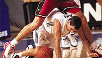 <b>SIMBÓLICO.</B> Raúl Pérez pasa sobre el madridista Raúl Mena.