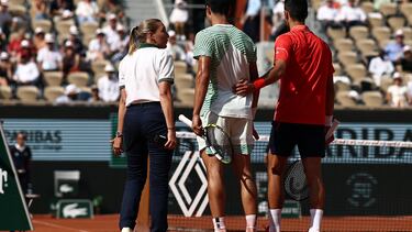 Carlos Alcaraz, con problemas físicos, es consolado por su rival, Novak Djokovic, durante las semifinales de Roland Garros.
