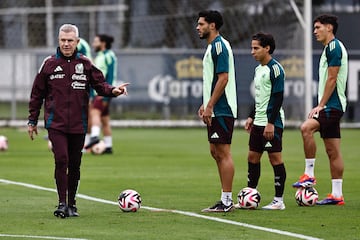 MEX1419. CIUDAD DE MÉXICO (MÉXICO), 08/10/2024.- El director técnico de la selección mexicana de fútbol Javier Aguirre (i), participa en un entrenamiento previo al amistoso contra Valencia en el Centro de Alto Rendimiento este martes, en Ciudad de México (México). EFE/Sáshenka Gutiérrez
