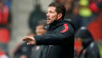 Simeone da instrucciones a los jugadores del Atlético en el amistoso contra el Toluca.