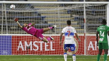 Tras un debut amargo ante Unión Española el fin de semana pasado, el arquero cumplió de gran manera en el duro desafío copero ante Atlético Nacional.