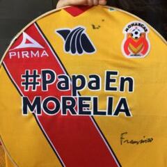 Papa Francisco firmó playera de Monarcas Morelia