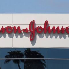 Johnson & Johnson detiene los ensayos de su vacuna por una "enfermedad inexplicable"