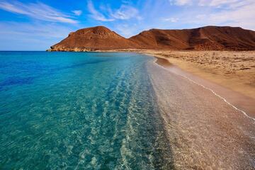 No podíamos obviar alguna de las playas enmarcadas en el Cabo de Gata. La Playa de los Genoveses, de dunas de arena fina y dorada, forma parte sin duda de la bahía más bella del Parque Natural. Está ubicada en el paraje del Campillo del Genovés un valle que conserva la belleza en su estado más puro.