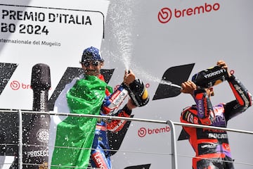 Las mejores imágenes de la fiesta italiana en el podio de Mugello