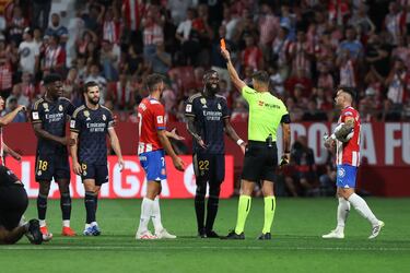 El árbitro del encuentro, Pulido Santana, sacó tarjeta roja a Nacho tras la entrada sobre Portu. 
