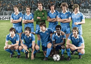 Michael Robinson, con la camiseta del Manchester City, en el estadio Santiago Bernabéu. Robinson es el primero de pie empezando por la izquierda.