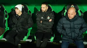 Marco Camus, del Racing, en el banquillo junto a los técnicos Pablo Álvarez y José Alberto.